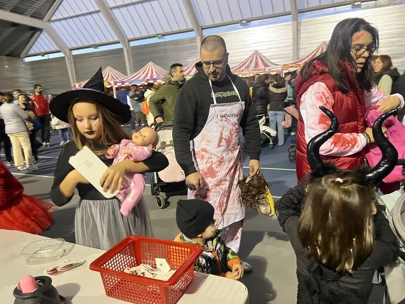 Los vecinos de Carbajosa disfrutando de las actividades de Halloween organizadas por el Ayuntamiento.