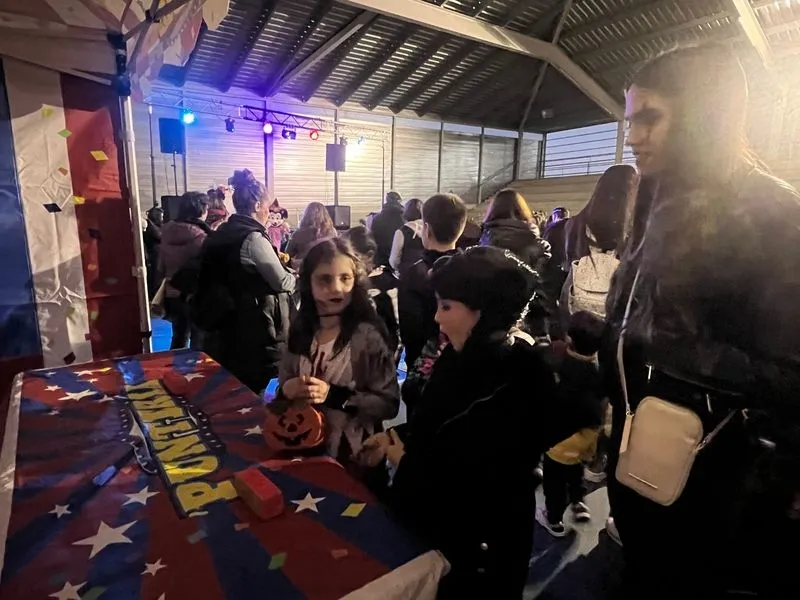 Los vecinos de Carbajosa disfrutando de las actividades de Halloween organizadas por el Ayuntamiento.