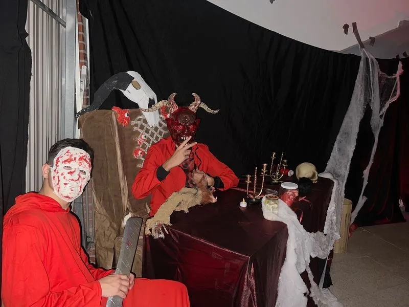 Los vecinos de Carbajosa disfrutando de las actividades de Halloween organizadas por el Ayuntamiento.