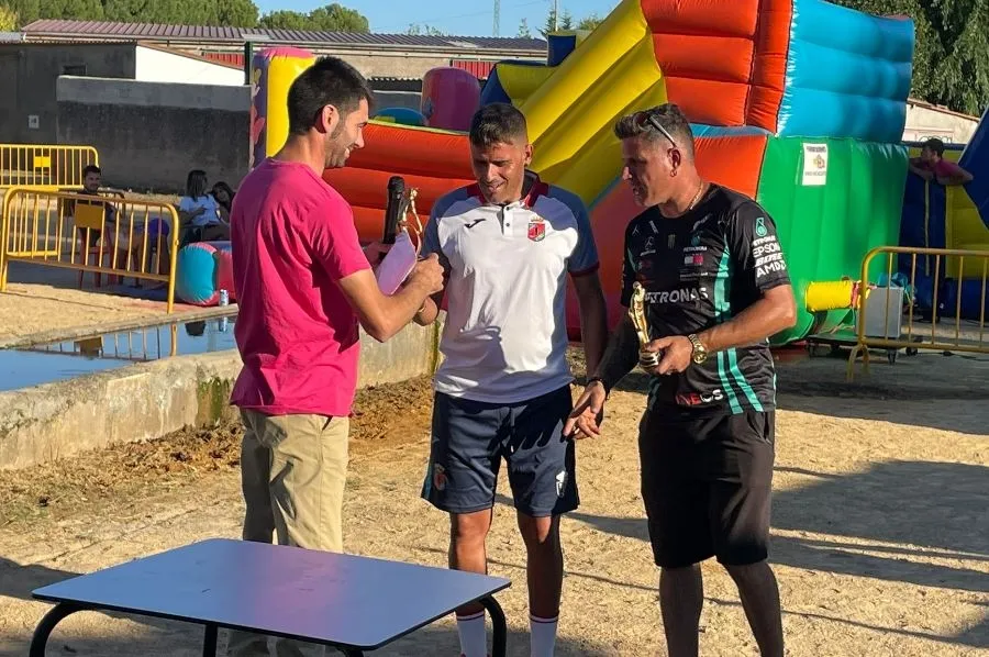 Foto 7 - &Aacute;lvaro y Fran Sastre se imponen en el II Campeonato Internacional de Petanca de Pedrotoro