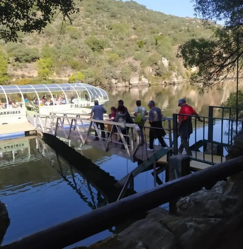 Foto 3 - La AVV de &Aacute;gueda aprovecha el d&iacute;a festivo para recorrer en barco los Arribes del Duero