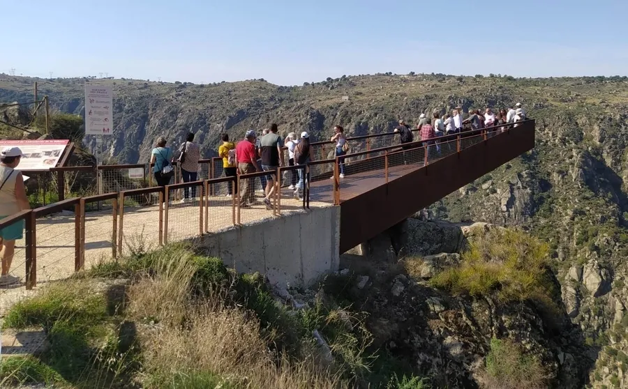 Foto 4 - La AVV de &Aacute;gueda aprovecha el d&iacute;a festivo para recorrer en barco los Arribes del Duero