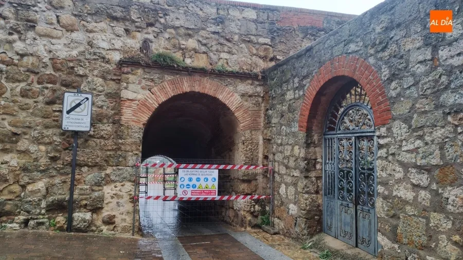 Foto 3 - Cortada al tr&aacute;nsito de peatones y veh&iacute;culos la Puerta de San Vicente