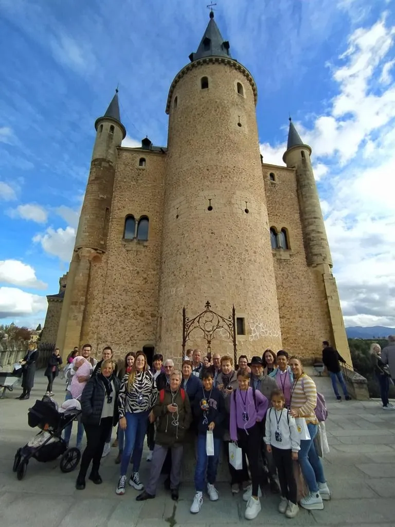 Foto 4 - M&aacute;s de 40 personas de todas las edades conocen Segovia con la AVV del Valle de San Mart&iacute;n