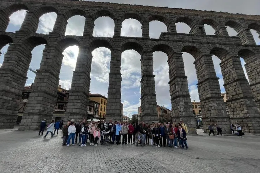 Foto 5 - M&aacute;s de 40 personas de todas las edades conocen Segovia con la AVV del Valle de San Mart&iacute;n