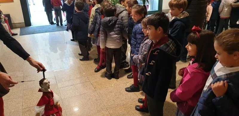 El alumnado de 1º y 2º de Primaria de San Juan Bosco en su visita al Teatro Liceo para ver El viaje de Isabela.