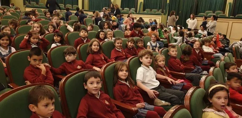 El alumnado de 1º y 2º de Primaria de San Juan Bosco en su visita al Teatro Liceo para ver El viaje de Isabela.