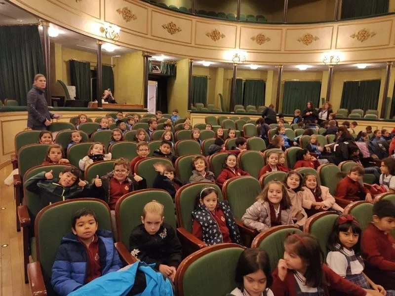 El alumnado de 1º y 2º de Primaria de San Juan Bosco en su visita al Teatro Liceo para ver El viaje de Isabela.