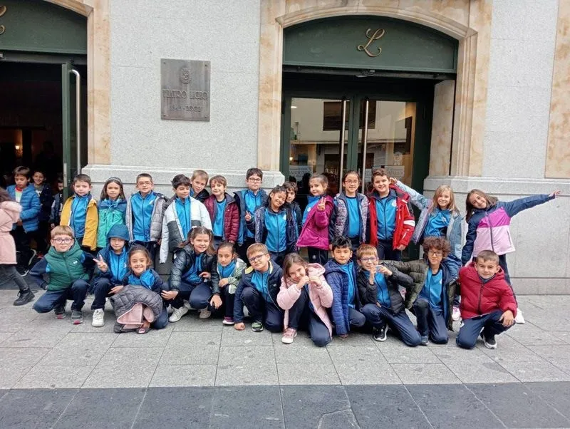 El alumnado de 1º y 2º de Primaria de San Juan Bosco en su visita al Teatro Liceo para ver El viaje de Isabela.