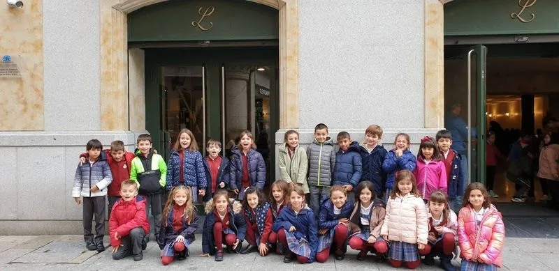 El alumnado de 1º y 2º de Primaria de San Juan Bosco en su visita al Teatro Liceo para ver El viaje de Isabela.