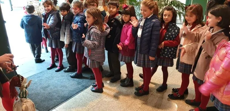 El alumnado de 1º y 2º de Primaria de San Juan Bosco en su visita al Teatro Liceo para ver El viaje de Isabela.