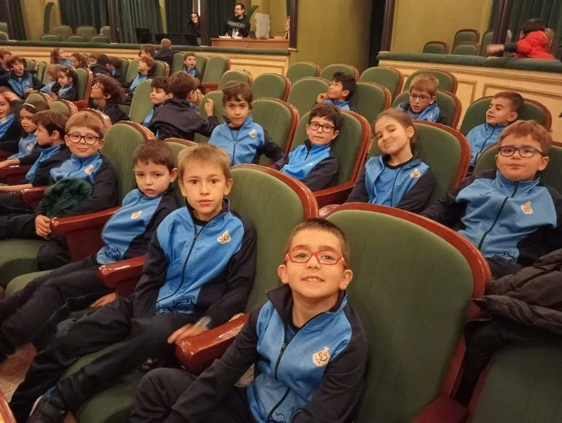 El alumnado de 1º y 2º de Primaria de San Juan Bosco en su visita al Teatro Liceo para ver El viaje de Isabela.
