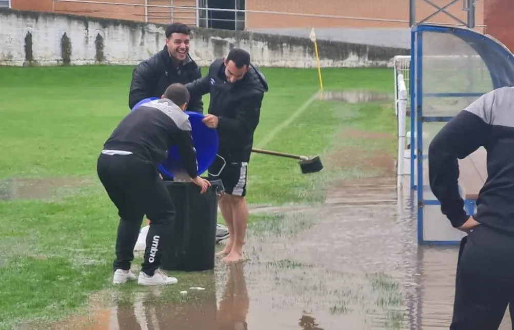 Foto 4 - El Senior del Ciudad Rodrigo alcanza el rep&oacute;ker de victorias consecutivas en un barrizal