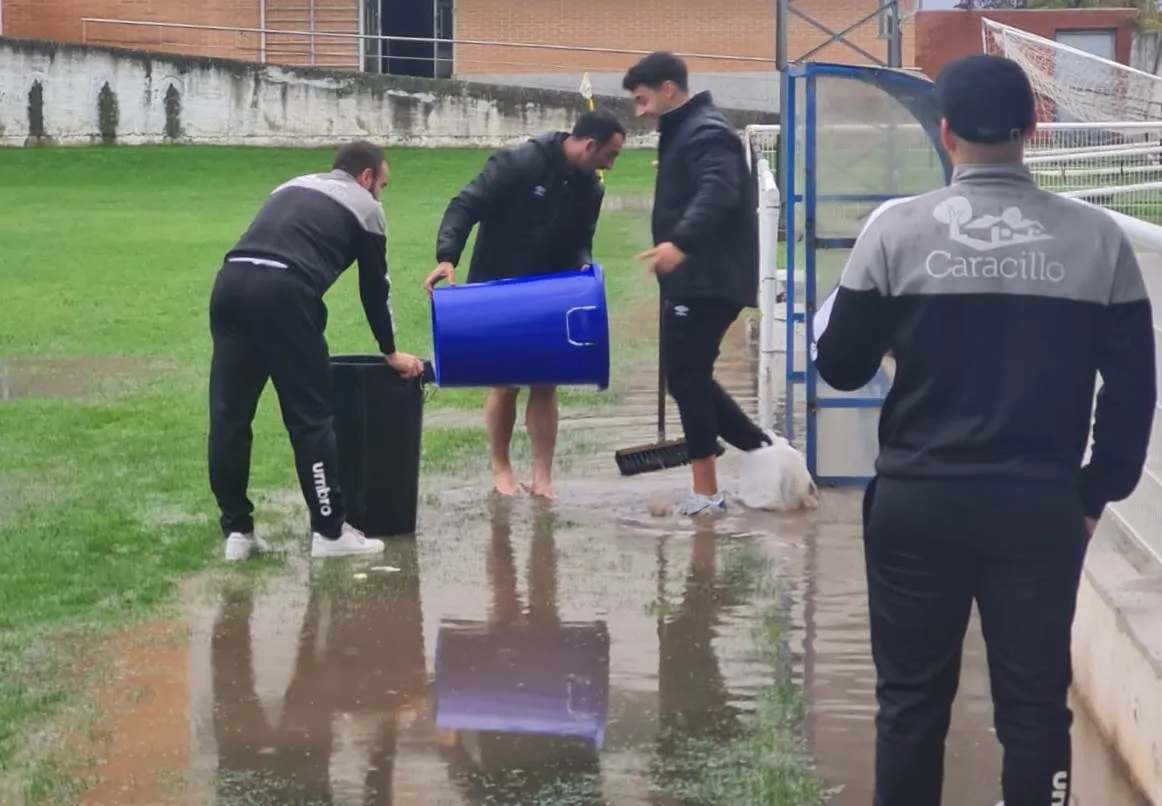 Foto 5 - El Senior del Ciudad Rodrigo alcanza el rep&oacute;ker de victorias consecutivas en un barrizal