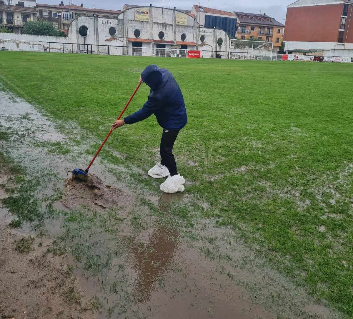 Foto 7 - El Senior del Ciudad Rodrigo alcanza el rep&oacute;ker de victorias consecutivas en un barrizal