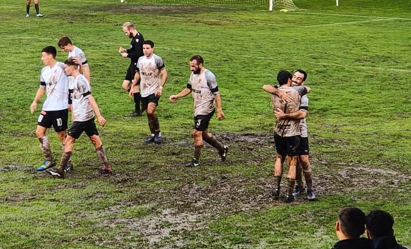 Foto 3 - El Senior del Ciudad Rodrigo alcanza el rep&oacute;ker de victorias consecutivas en un barrizal