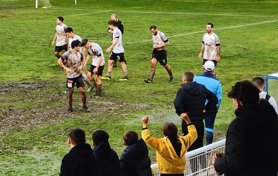 Foto 2 - El Senior del Ciudad Rodrigo alcanza el rep&oacute;ker de victorias consecutivas en un barrizal