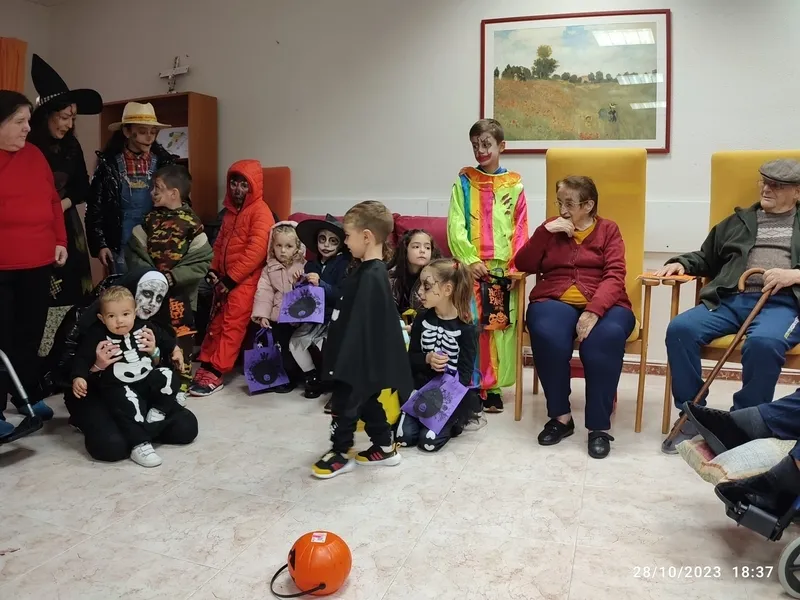 Foto 6 - Ni&ntilde;os de El Sah&uacute;go, Robleda, Ciudad Rodrigo, Martiago y Agallas celebran juntos Halloween