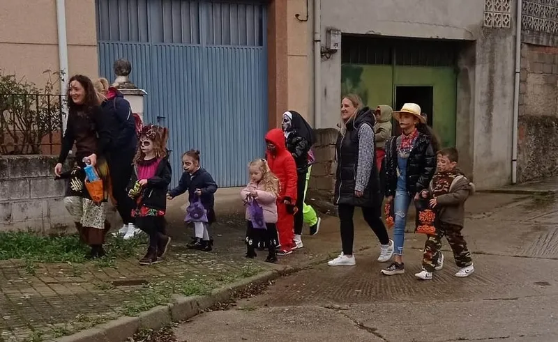 Foto 5 - Ni&ntilde;os de El Sah&uacute;go, Robleda, Ciudad Rodrigo, Martiago y Agallas celebran juntos Halloween