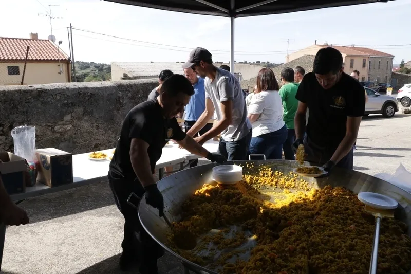 Los vecinos de Guadramiro daban cuenta de cas 300 raciones de paella / CORRAL 