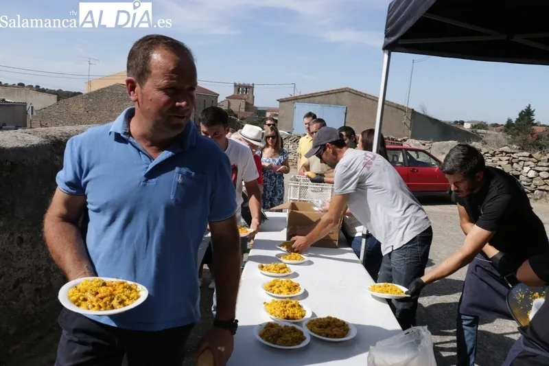 Los vecinos de Guadramiro daban cuenta de cas 300 raciones de paella / CORRAL 