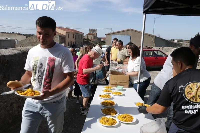 Los vecinos de Guadramiro daban cuenta de cas 300 raciones de paella / CORRAL 