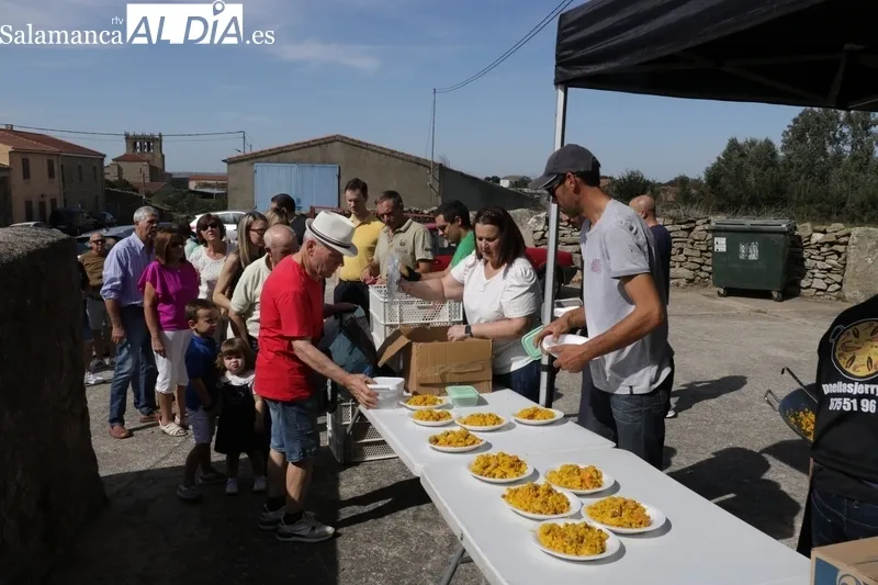 Los vecinos de Guadramiro daban cuenta de cas 300 raciones de paella / CORRAL 