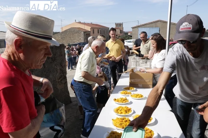 Los vecinos de Guadramiro daban cuenta de cas 300 raciones de paella / CORRAL 