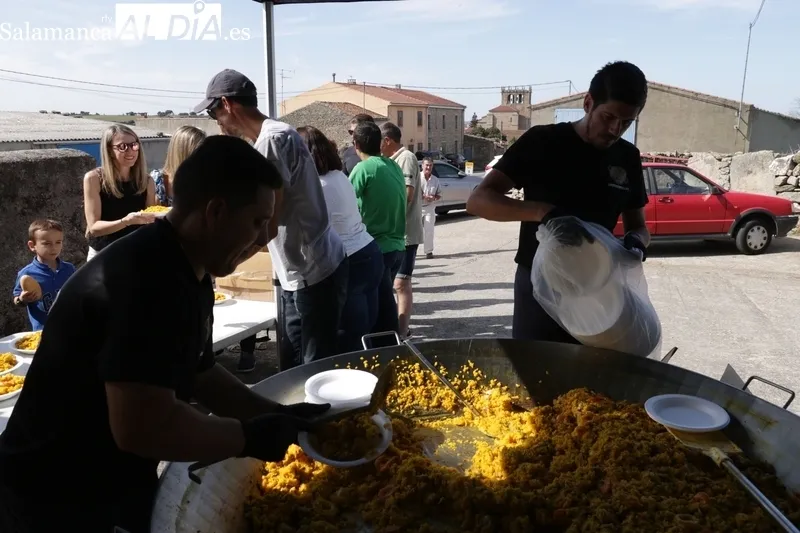 Los vecinos de Guadramiro daban cuenta de cas 300 raciones de paella / CORRAL 