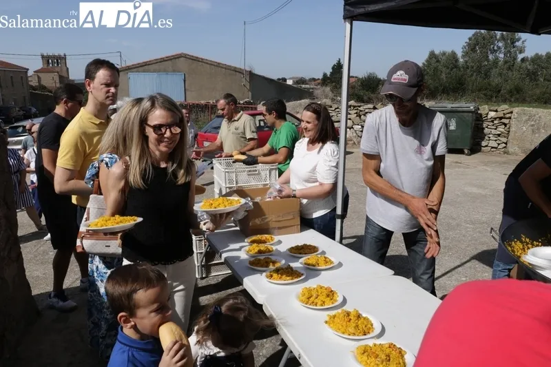 Los vecinos de Guadramiro daban cuenta de cas 300 raciones de paella / CORRAL 