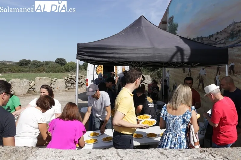 Los vecinos de Guadramiro daban cuenta de cas 300 raciones de paella / CORRAL 