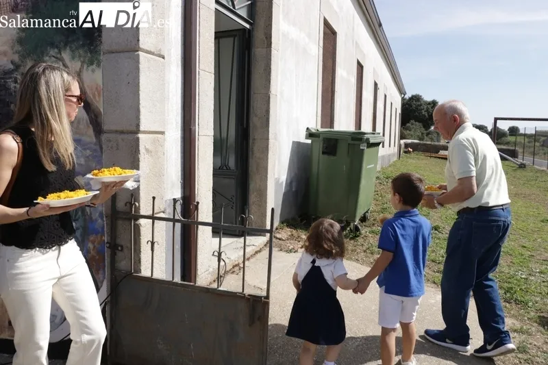 Los vecinos de Guadramiro daban cuenta de cas 300 raciones de paella / CORRAL 