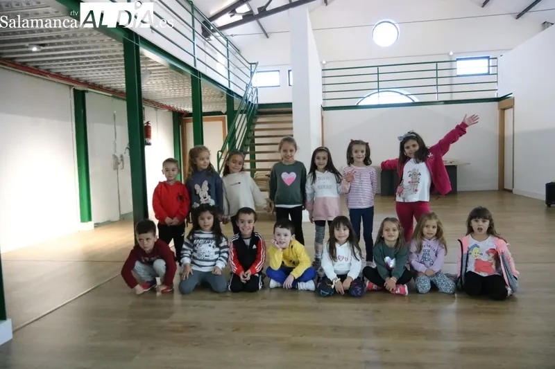 Clase de 'Iniciación a la danza' con niños de 4 a 6 años / CORRAL