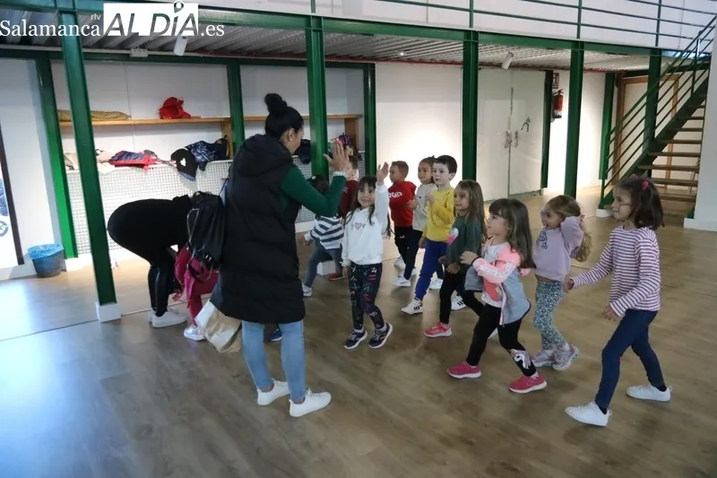 Clase de 'Iniciación a la danza' con niños de 4 a 6 años / CORRAL