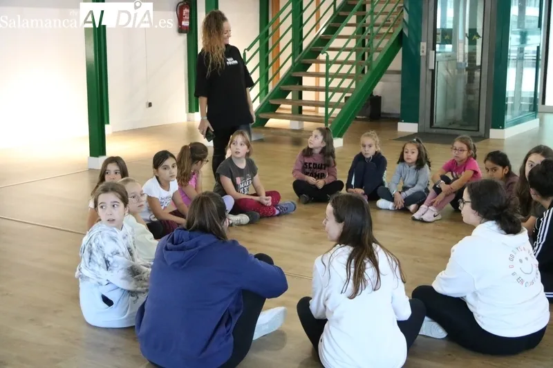 Clase de 'Baiel moderno' con niños de 7 a 14 años / CORRAL