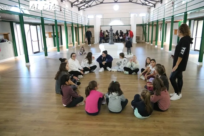 Clase de 'Baiel moderno' con niños de 7 a 14 años / CORRAL