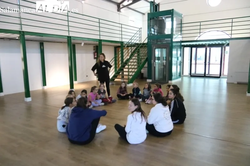 Clase de 'Baiel moderno' con niños de 7 a 14 años / CORRAL