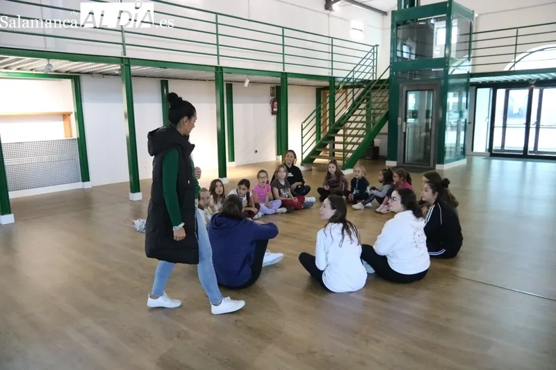 Clase de 'Baiel moderno' con niños de 7 a 14 años / CORRAL