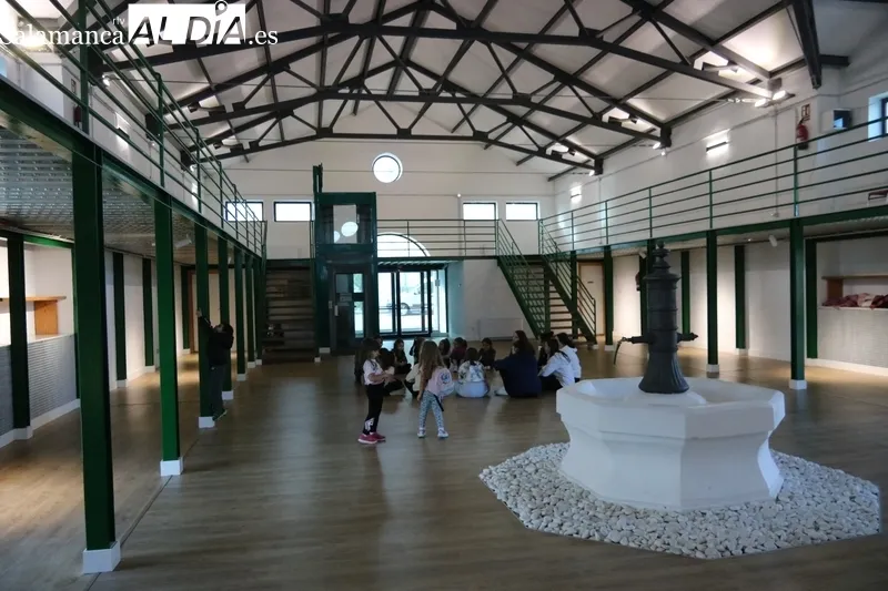 Clase de 'Baiel moderno' con niños de 7 a 14 años / CORRAL