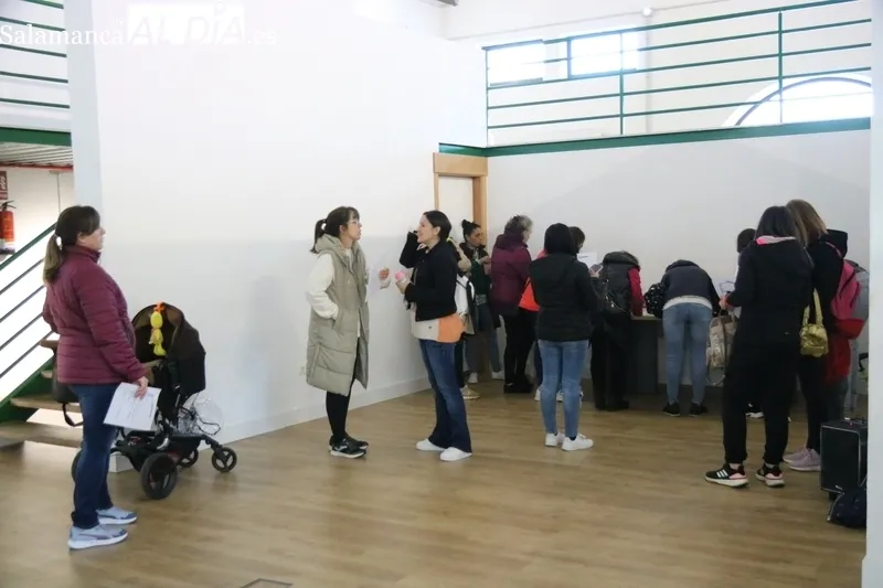 Grupo de madres formalizando la inscripción / CORRAL