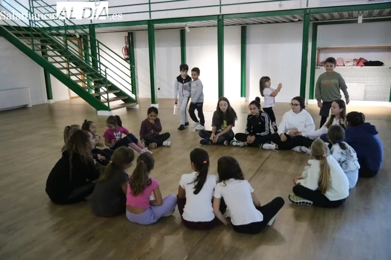 Clase de 'Baiel moderno' con niños de 7 a 14 años / CORRAL
