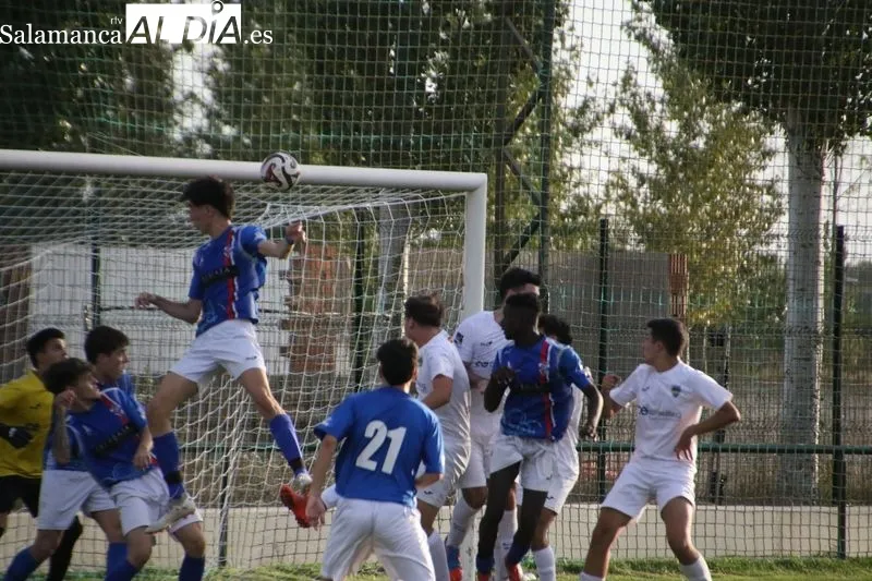 Foto 11 - &Eacute;pica primera victoria de la temporada para el Aficionado del Alba de Tormes CF (2-1)