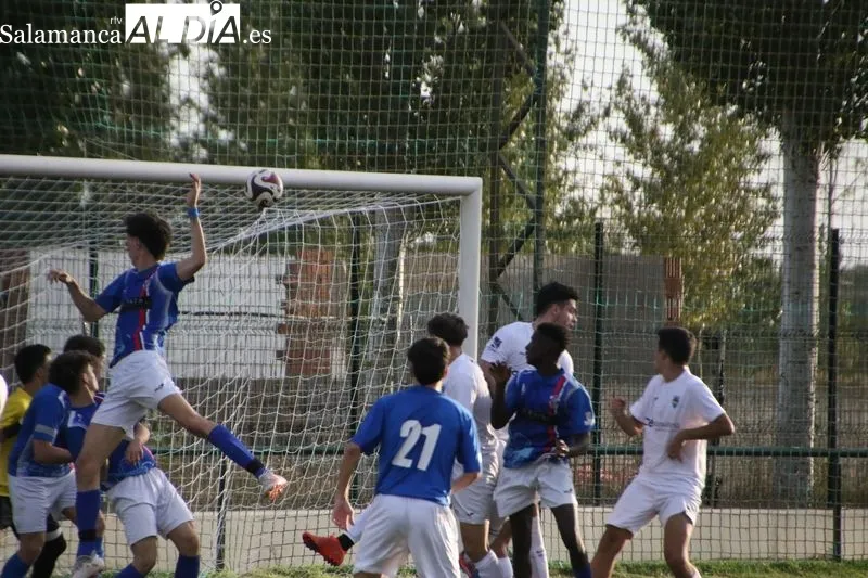 Foto 10 - &Eacute;pica primera victoria de la temporada para el Aficionado del Alba de Tormes CF (2-1)