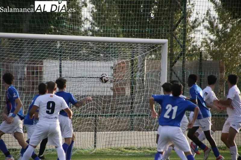 Foto 9 - &Eacute;pica primera victoria de la temporada para el Aficionado del Alba de Tormes CF (2-1)