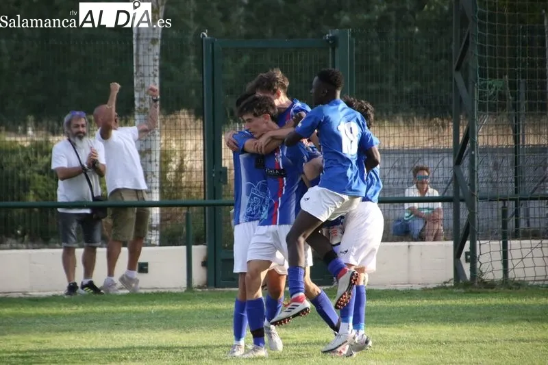 Foto 8 - &Eacute;pica primera victoria de la temporada para el Aficionado del Alba de Tormes CF (2-1)