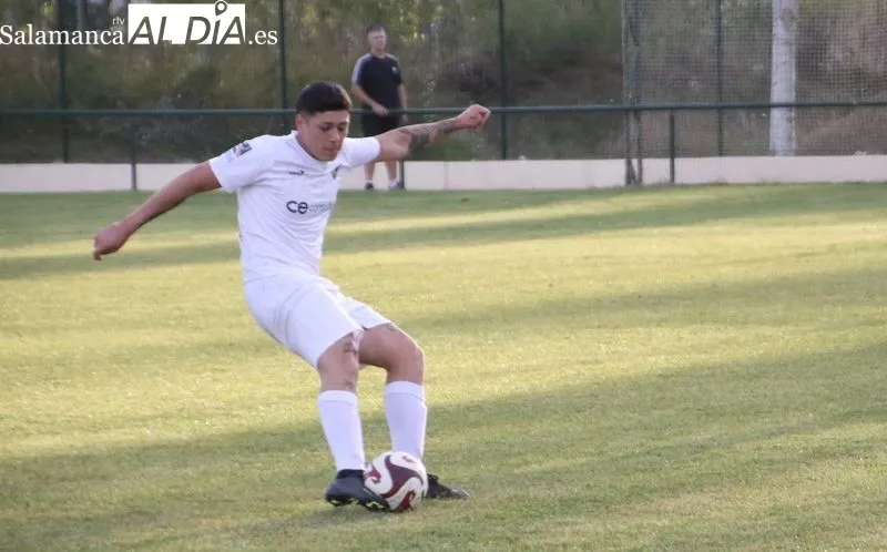 Foto 6 - &Eacute;pica primera victoria de la temporada para el Aficionado del Alba de Tormes CF (2-1)