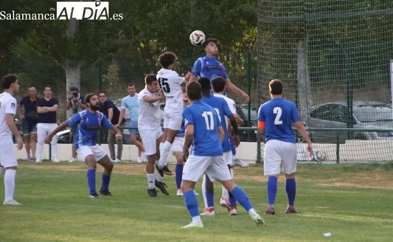 Foto 5 - &Eacute;pica primera victoria de la temporada para el Aficionado del Alba de Tormes CF (2-1)