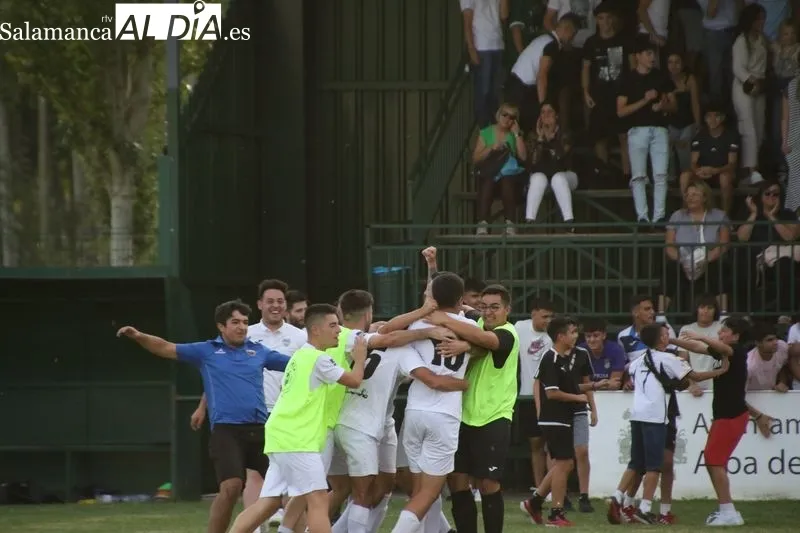 Foto 3 - &Eacute;pica primera victoria de la temporada para el Aficionado del Alba de Tormes CF (2-1)