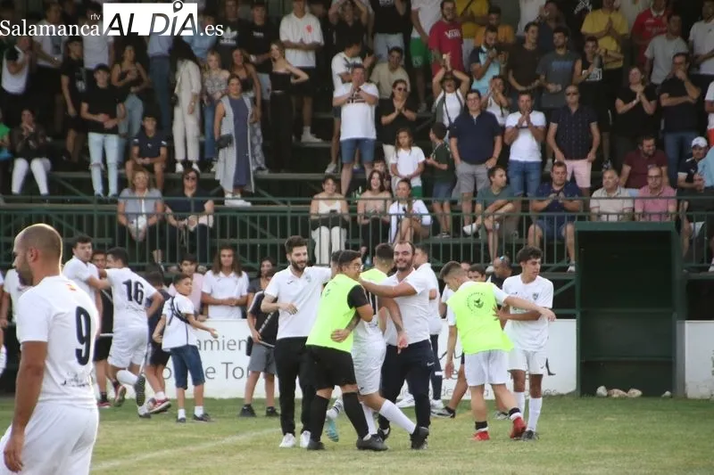 Foto 2 - &Eacute;pica primera victoria de la temporada para el Aficionado del Alba de Tormes CF (2-1)