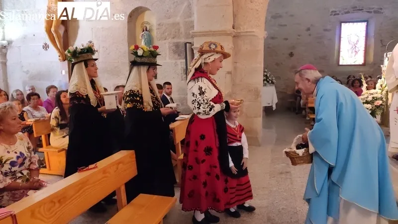 Misa en honor a la Virgen del Rosario oficiada por el obispo José Luis Retana en Valderrodrigo / CORRAL 